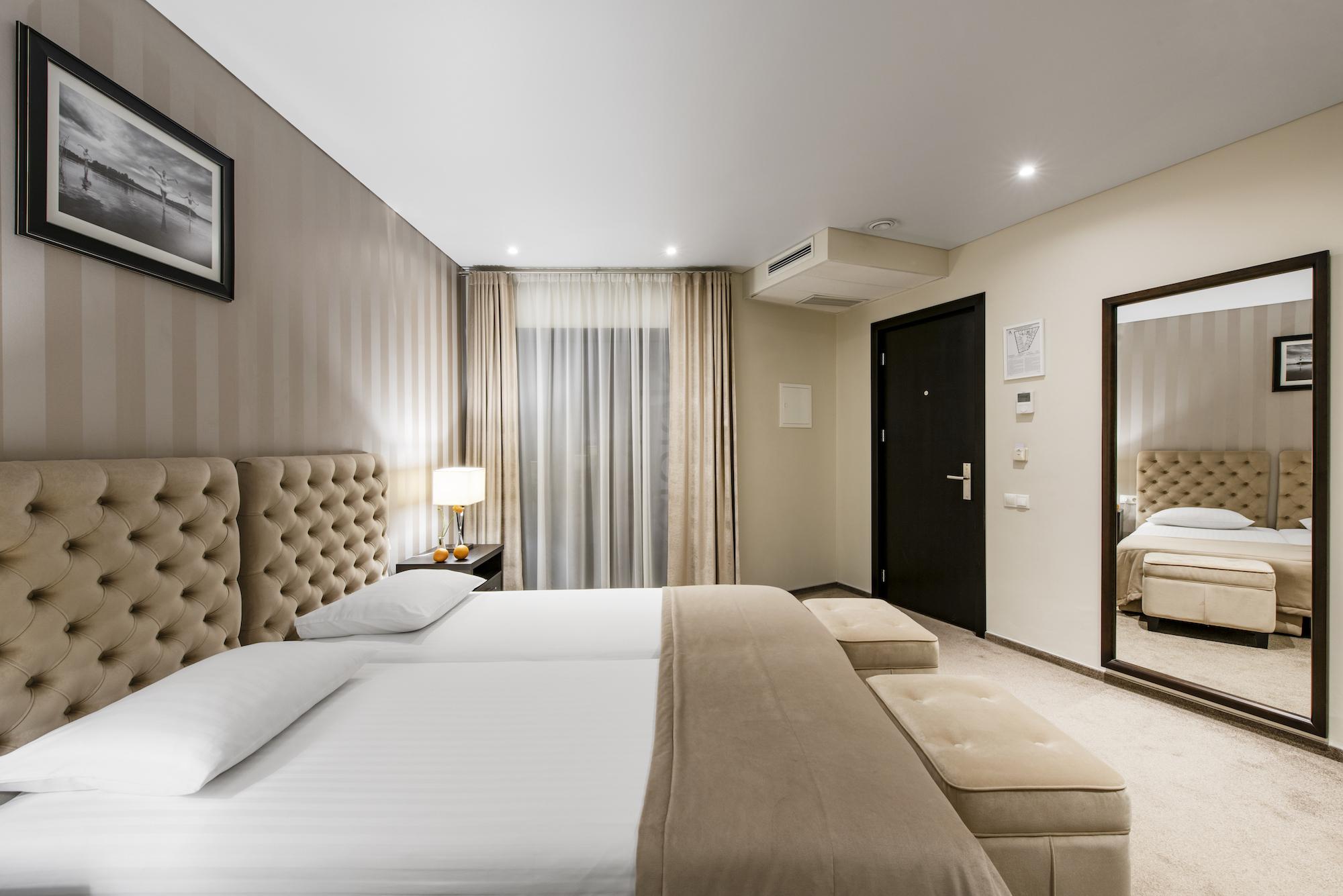 Amberton Cathedral Square 4*